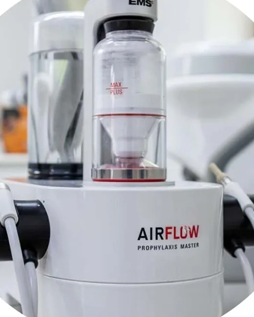 Почистване на зъбен камък с EMS Airflow в Търговище